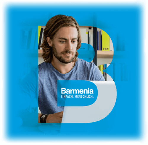 Ein Mann sitzt innerhalb des Barmenia Bs vor seinem Laptop.