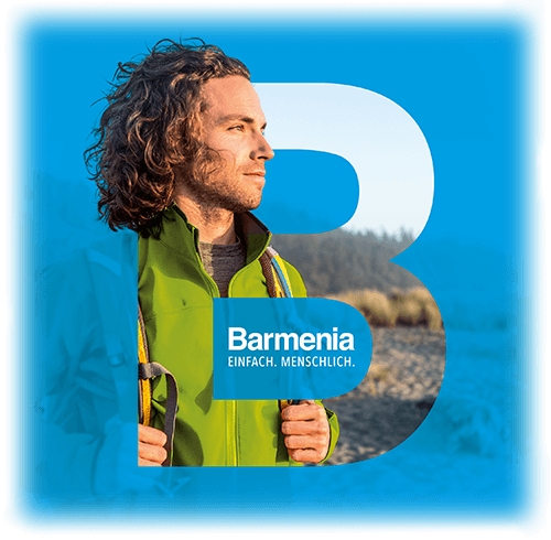 Ein Mann mit Wanderrucksack schaut innerhalb des Barmenia-Bs in die Ferne